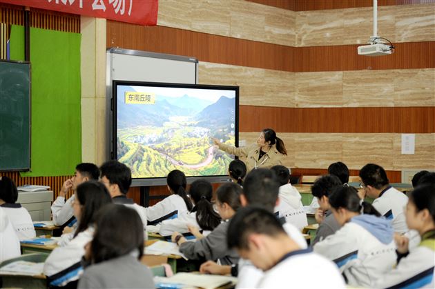 以“地”为题,以“理”相聚,共探地理之妙,共研高考之道——成都市2019年高三地理分科会在棠外成功举行