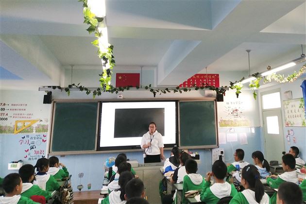 初中政治教研组邀请双流区政治教研员进课堂指导教学
