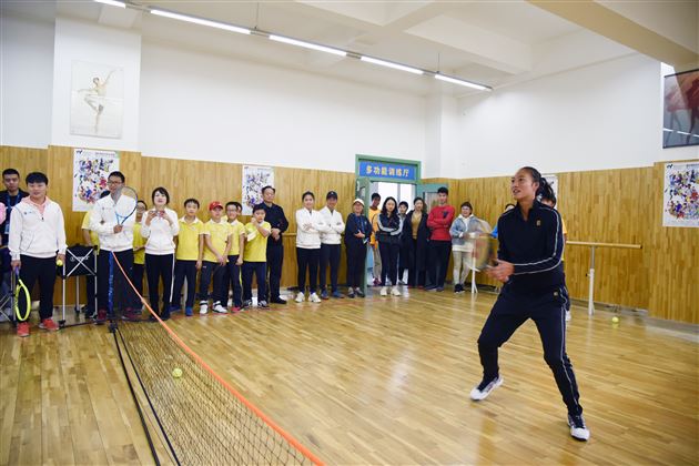 过瘾!与国际顶尖青少年选手同场竞技——国际网联世界巡回赛青少年年终总决赛进校园活动进棠外
