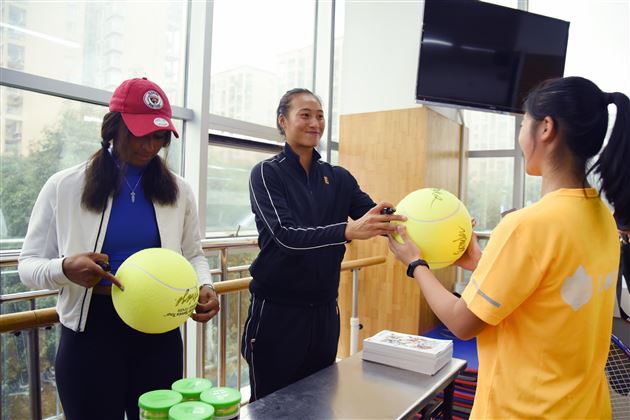 过瘾!与国际顶尖青少年选手同场竞技——国际网联世界巡回赛青少年年终总决赛进校园活动进棠外