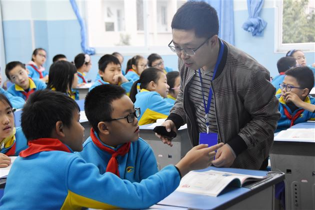 我校小学与初中道德与法治教研组成功举行联合教研专题活动