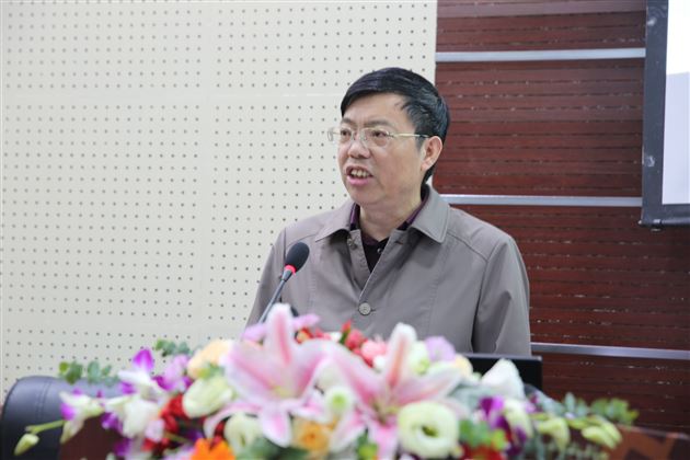 棠外副校长朱晓波在校园影视教育交流会上以“校园影视且歌且行”为题作主题报告