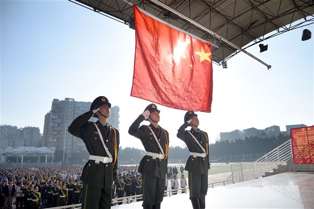 红旗飘飘是最爱 你方唱罢我登台——我校初中部举行2019-2020学年度新老国旗班交接仪式