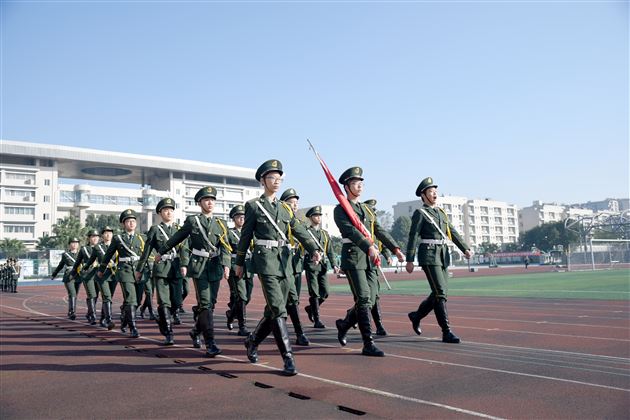 红旗飘飘是最爱 你方唱罢我登台——我校初中部举行2019-2020学年度新老国旗班交接仪式