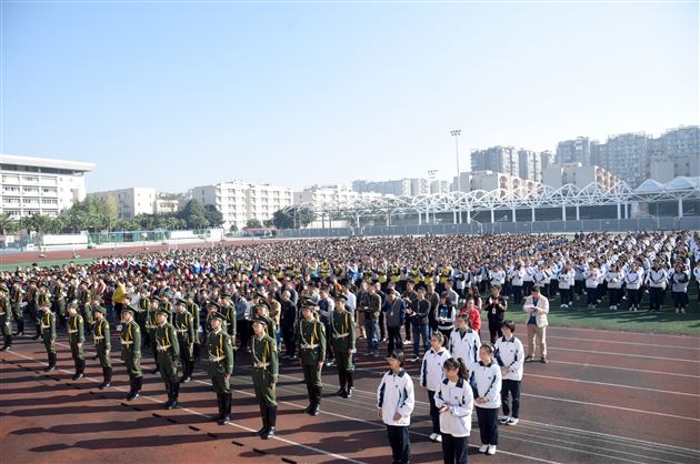 红旗飘飘是最爱 你方唱罢我登台——我校初中部举行2019-2020学年度新老国旗班交接仪式