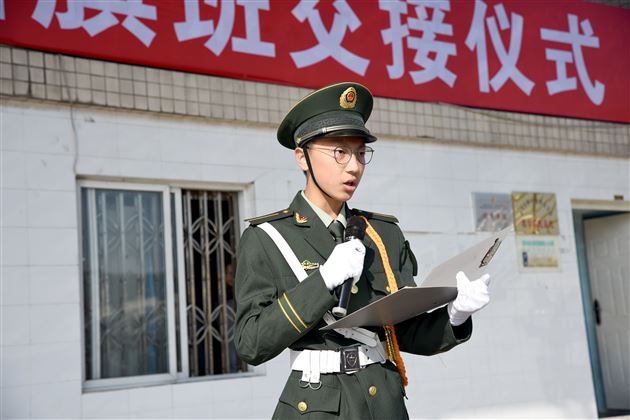 红旗飘飘是最爱 你方唱罢我登台——我校初中部举行2019-2020学年度新老国旗班交接仪式