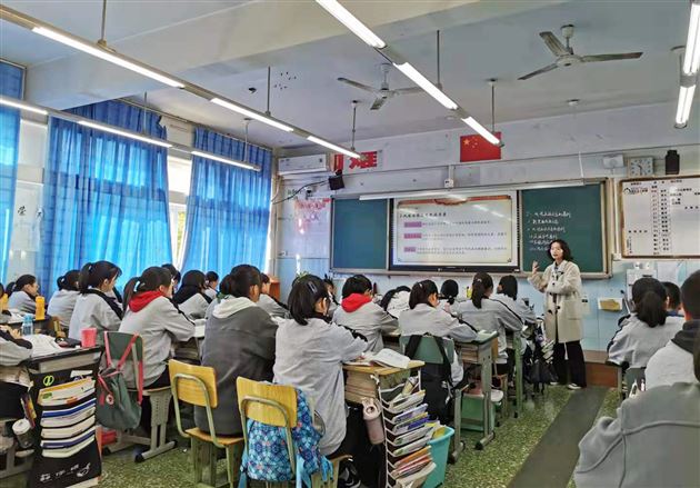 专家进课堂 教学冲冲冲——我校高中政治组邀请成都市政治教研员吴登良老师与双流区教研员杜梅老师进行教学指导