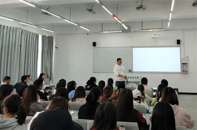 我校初中张和佩老师受阿坝师范学院邀请作示范课展示现场