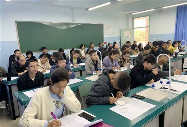我校初中化学老师羊粒恒、张晓莹为西藏自治区“国培计划”学员献课