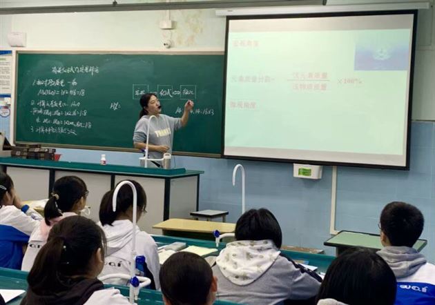 我校初中化学老师羊粒恒、张晓莹为西藏自治区“国培计划”学员献课