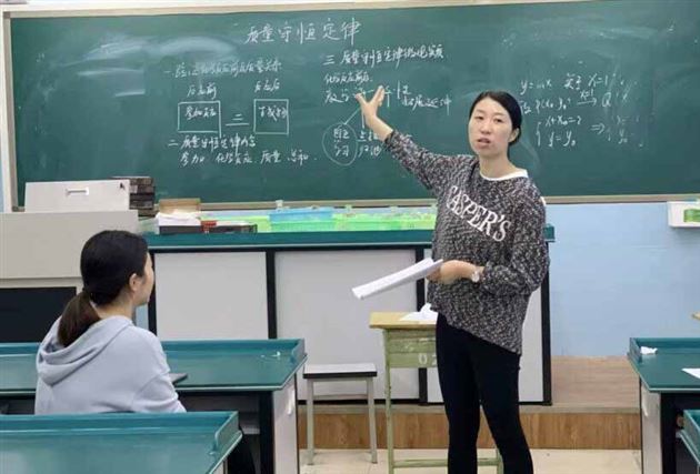 我校初中化学老师羊粒恒、张晓莹为西藏自治区“国培计划”学员献课