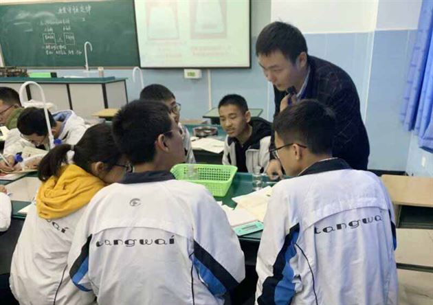 我校初中化学老师羊粒恒、张晓莹为西藏自治区“国培计划”学员献课