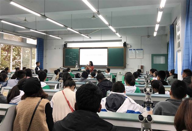 我校初中生物教师刘昂、黄小科为西藏自治区“国培计划”学员献课