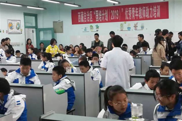 我校初中生物教师刘昂、黄小科为西藏自治区“国培计划”学员献课