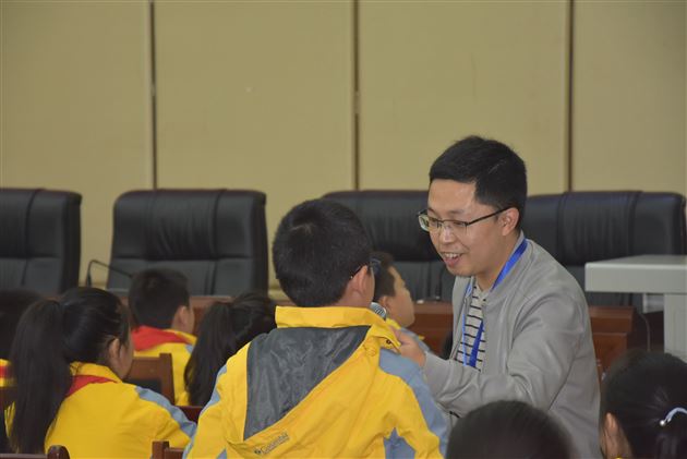 棠外附小谭毅老师在双流区大中小学思政课一体化建设研讨会中献课现场