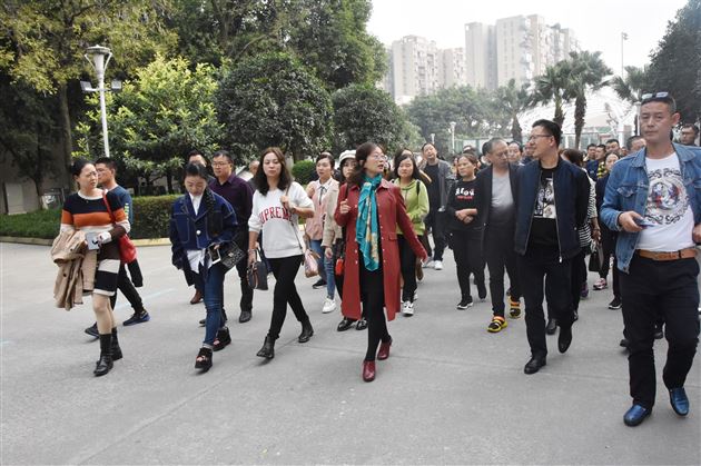 绵阳市中小学中层干部学习团莅临我校附小参观交流