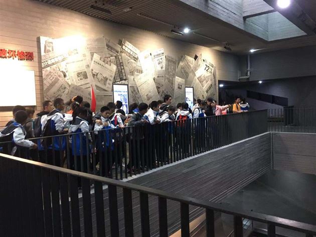 参观纪念馆壁画