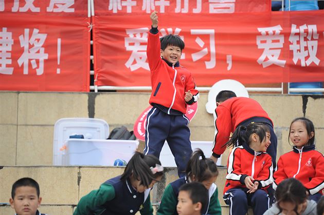 我校附小成功举行集体项目趣味运动会