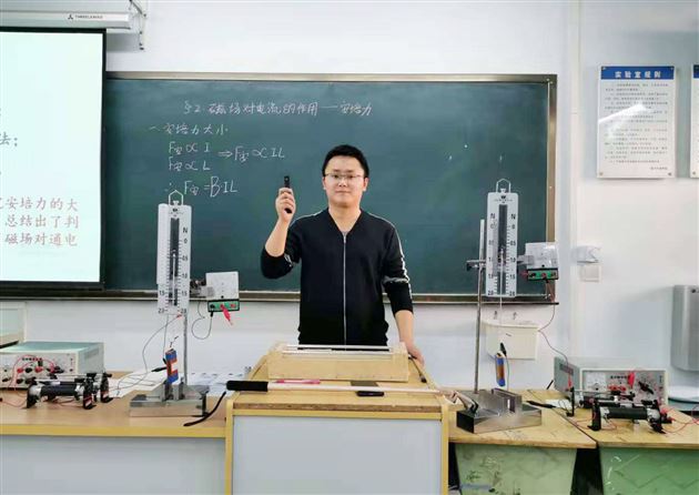 以“教—学—评一致性”为理念,落实物理学科核心素养——我校教师邓天煜为双流区高二物理教研会献课