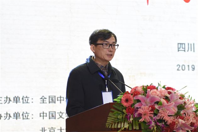 全国中学考古社联盟秘书长,北京大学公众考古与艺术中心办公室主任刘庆华教授宣读北京大学考古文博学院党支部书记雷兴山教授的致信