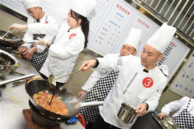 煎炒烹煮出世间百味 油盐酱醋蕴生活真谛——我校举行首届“餐厅厨师技能大赛暨师生厨艺展示活动”