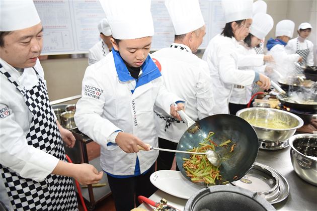 煎炒烹煮出世间百味 油盐酱醋蕴生活真谛——我校举行首届“餐厅厨师技能大赛暨师生厨艺展示活动”