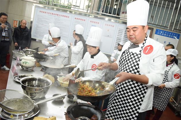 煎炒烹煮出世间百味 油盐酱醋蕴生活真谛——我校举行首届“餐厅厨师技能大赛暨师生厨艺展示活动”