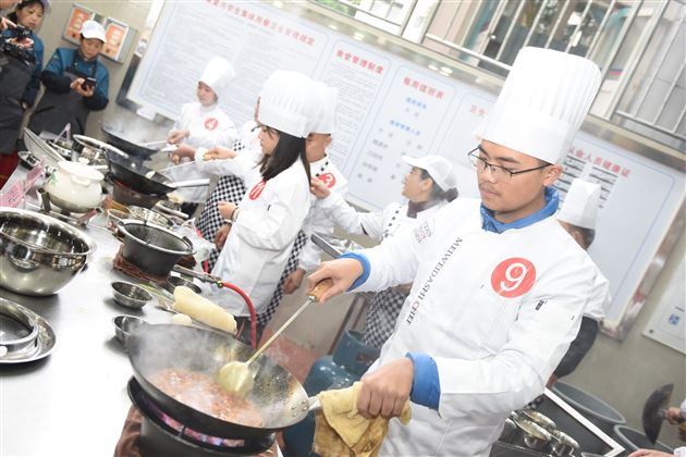 煎炒烹煮出世间百味 油盐酱醋蕴生活真谛——我校举行首届“餐厅厨师技能大赛暨师生厨艺展示活动”