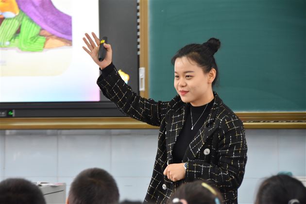 郑州市优秀教师到我校附小参观学习