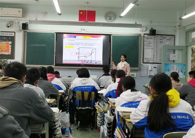 四川省化学教研员马红艳老师莅临我校指导