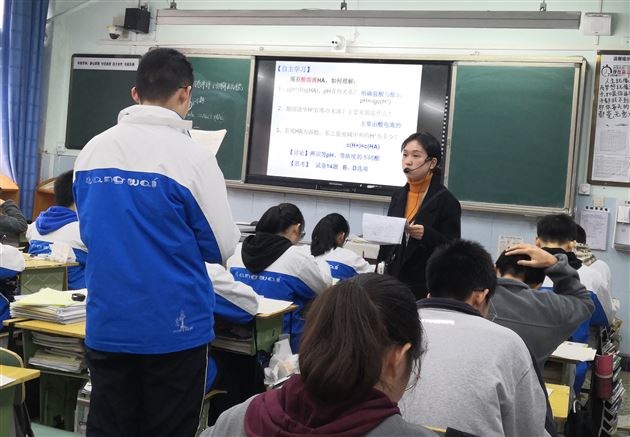 四川省化学教研员马红艳老师莅临我校指导