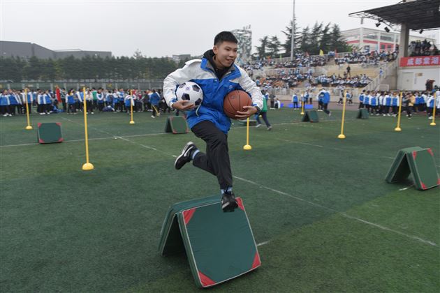 我校初中第六届冬季师生集体运动会圆满成功
