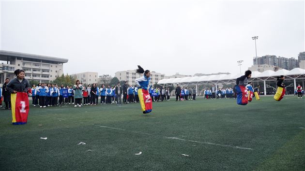 我校初中第六届冬季师生集体运动会圆满成功