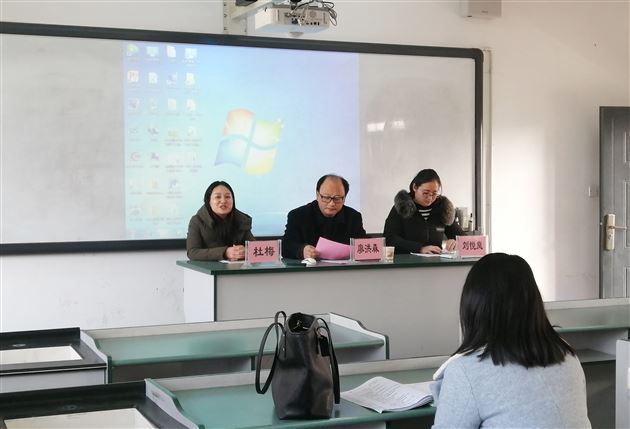 刘悦岚为双流区特级教师讲师团送教到黄龙溪活动献课现场