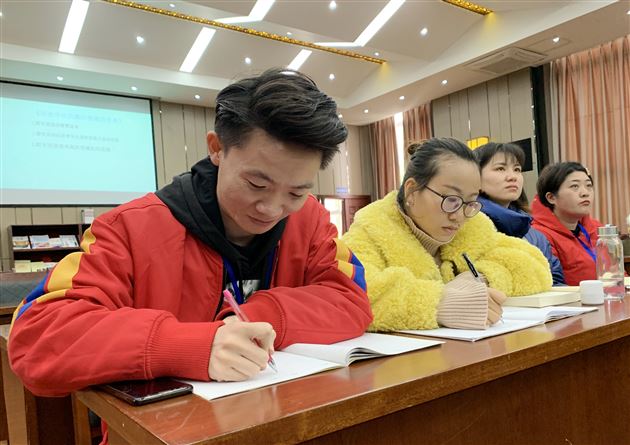 善于学习 乐于分享——记我校附小语文教研组活动