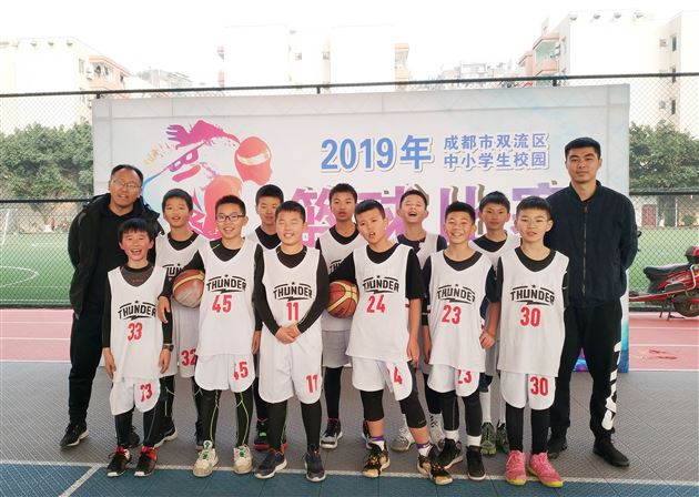 球场绽放激情 校园点燃梦想——我校附小参加双流区小学生校园篮球比赛获一等奖