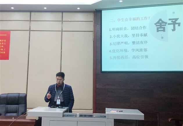 挤时间勤检查任劳任怨 抓细节促风气奋力争先——记2018级高中部学生自主管理工作总结表彰大会