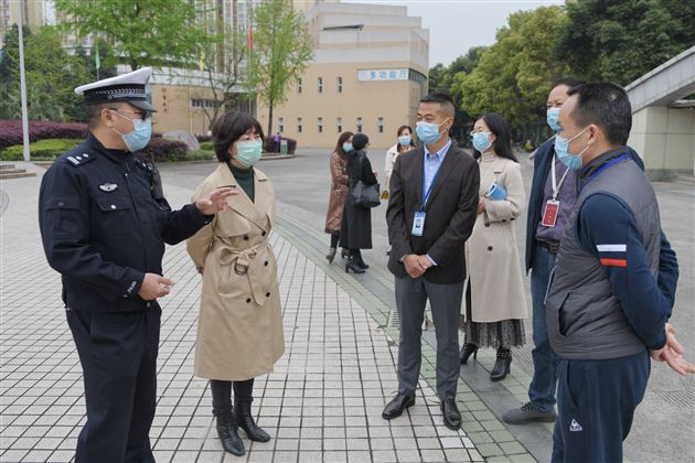 双流区人大常委会副主任鲜明一行深入棠外检查指导高三开学复课工作