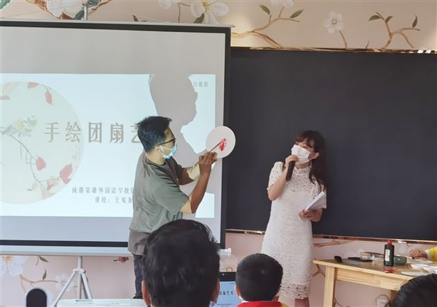 中外朋友进社区 共庆国际儿童节