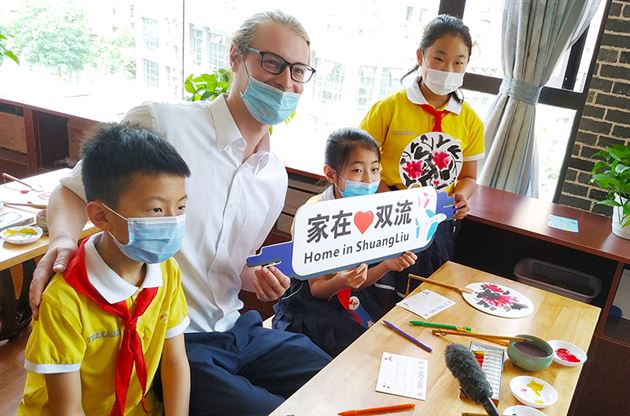 中外朋友进社区 共庆国际儿童节