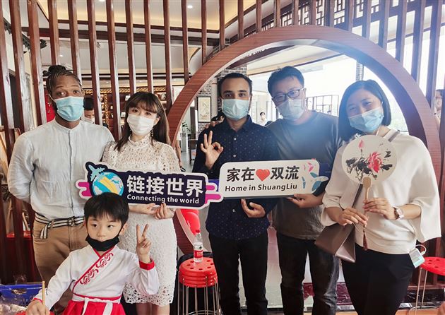 中外朋友进社区 共庆国际儿童节