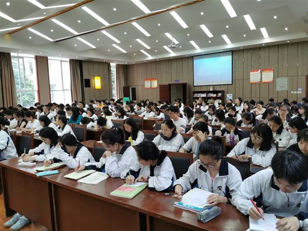 四川省教育科学研究院德育与心理研究所所长,四川省高中政治教研员卢志老师为我校高三学子进行专题指导