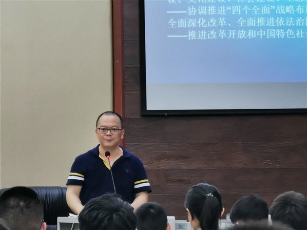 四川省教育科学研究院德育与心理研究所所长,四川省高中政治教研员卢志老师为我校高三学子进行专题指导