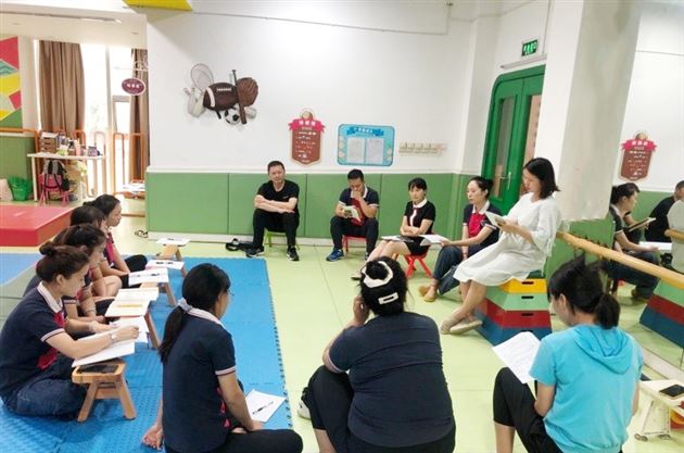 观摩研课,共同成长——记体操教研组平衡活动现场研讨活动