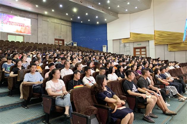 用智慧和思想之光照亮未来——我校初中部举行暑期师培活动