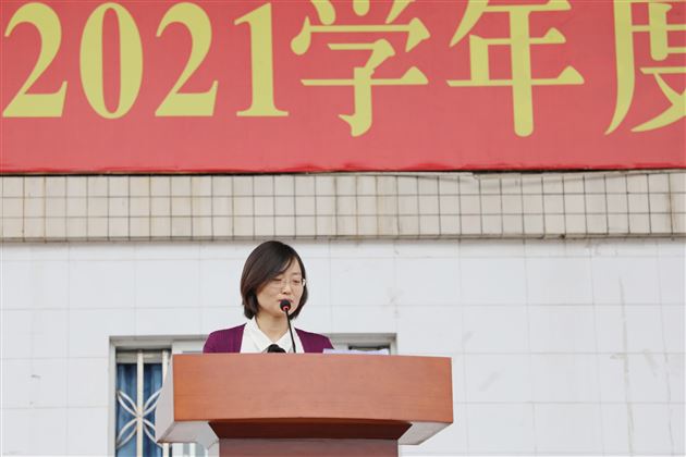 心怀远志 奋勇向前——高中部举行学生表彰大会暨高三授旗仪式
