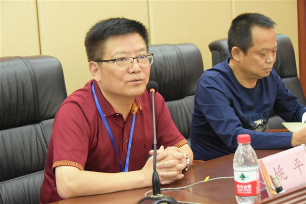 棠外初中校长姚平(左一)