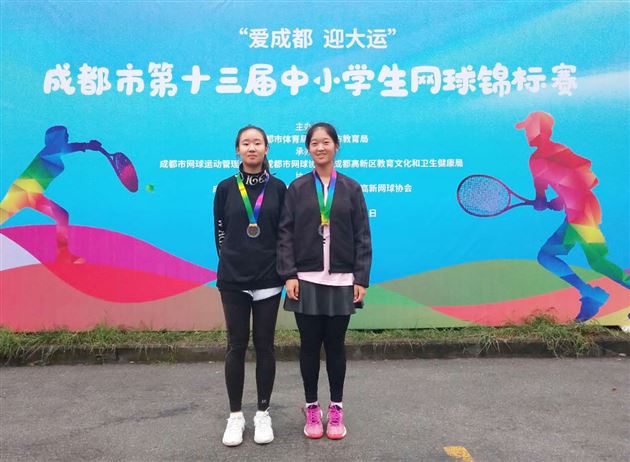 高中女子刘玥池(左)、唐文婧(右)获团体冠军
