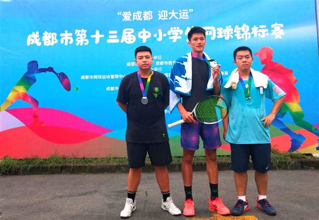 高中男子团体二队罗鹏(左)、李玮鹏(中)、杨镇宇(右)获团体赛亚军