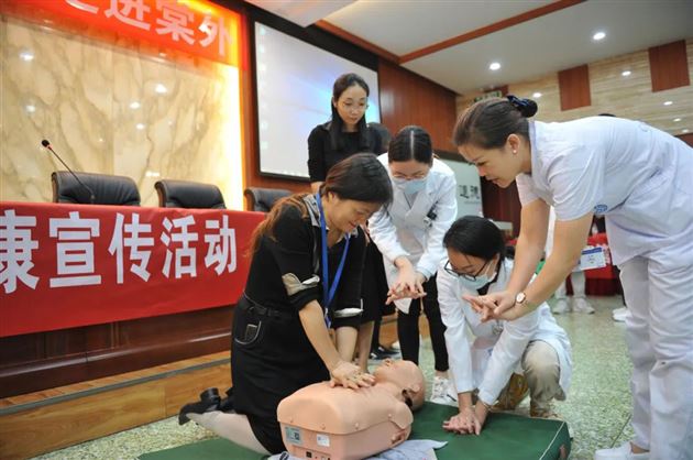 白衣天使筑生命堡垒 青年学子肩时代重任——记川大华西医院心血管内科在棠外举行公益健康教育及义诊活动